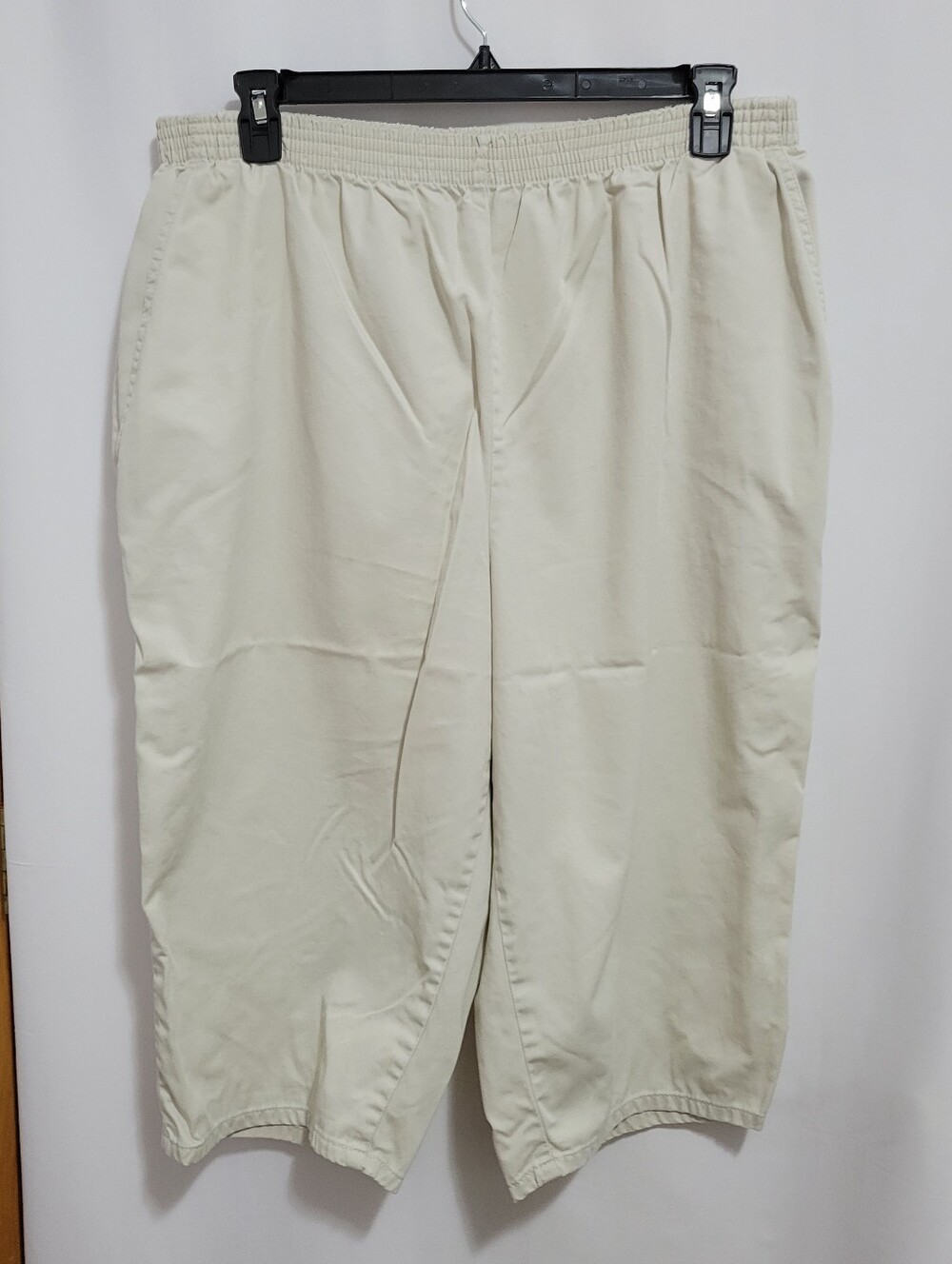 Vtg. Chic Light Beige Elastic Waist Capri Pants. Size 24W